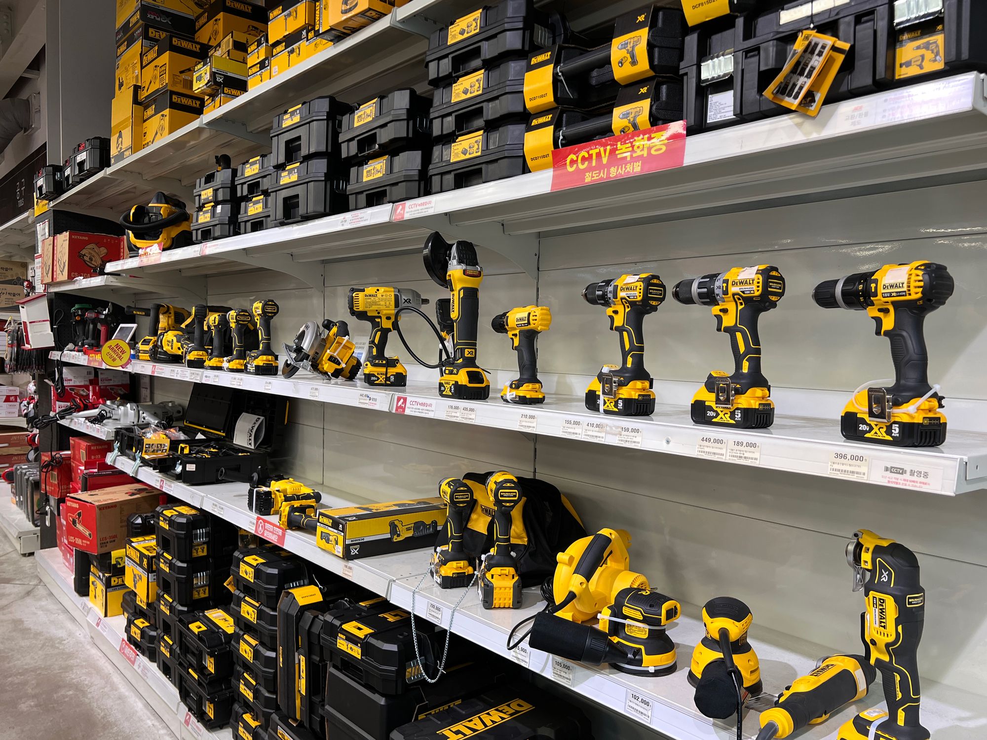 디월트(dewalt) 전동 공구 제품이 진열되어 있는 모습