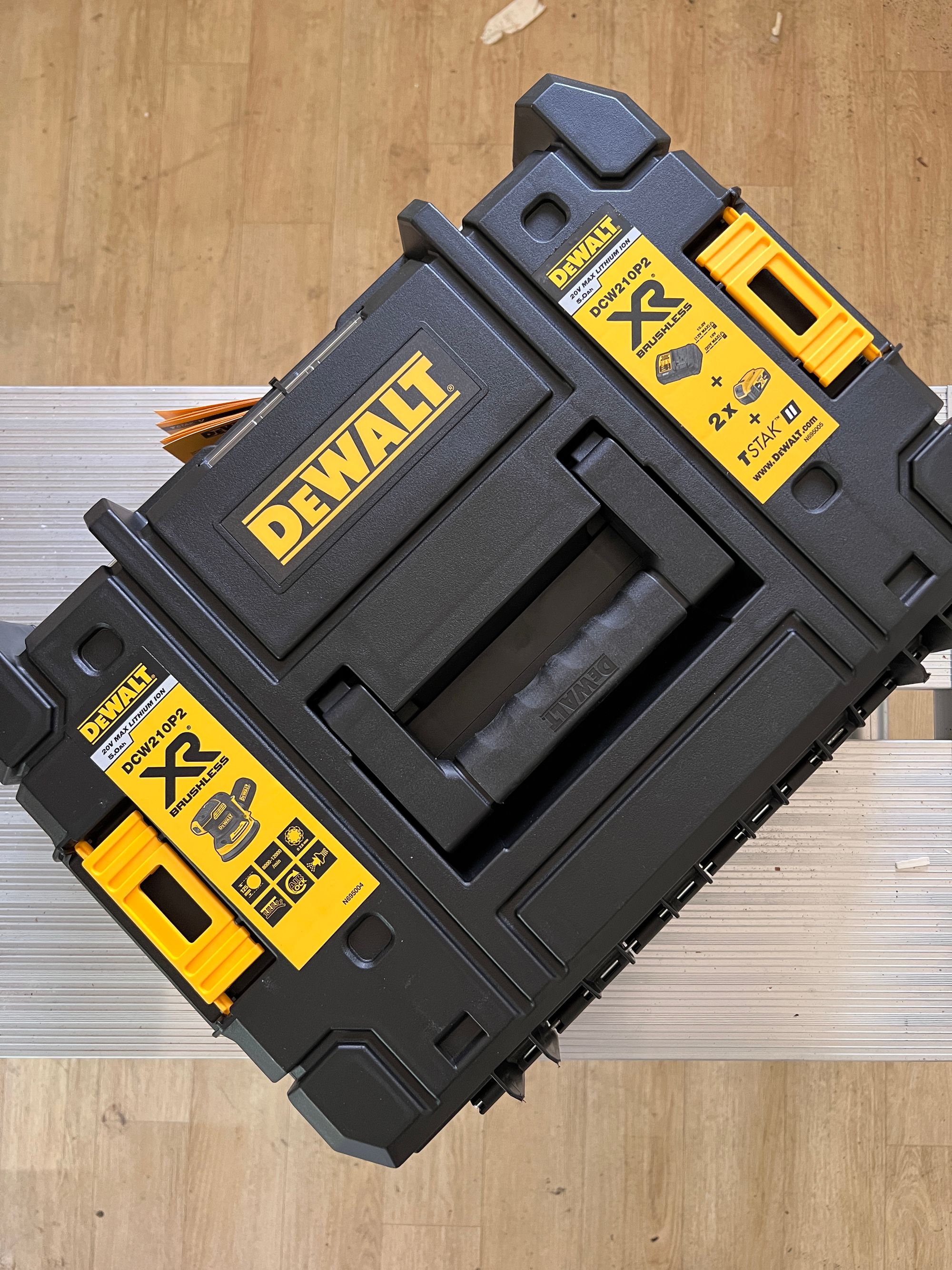 디월트(DeWALT) 원형 샌더 (DCW210P2) 박스 사진