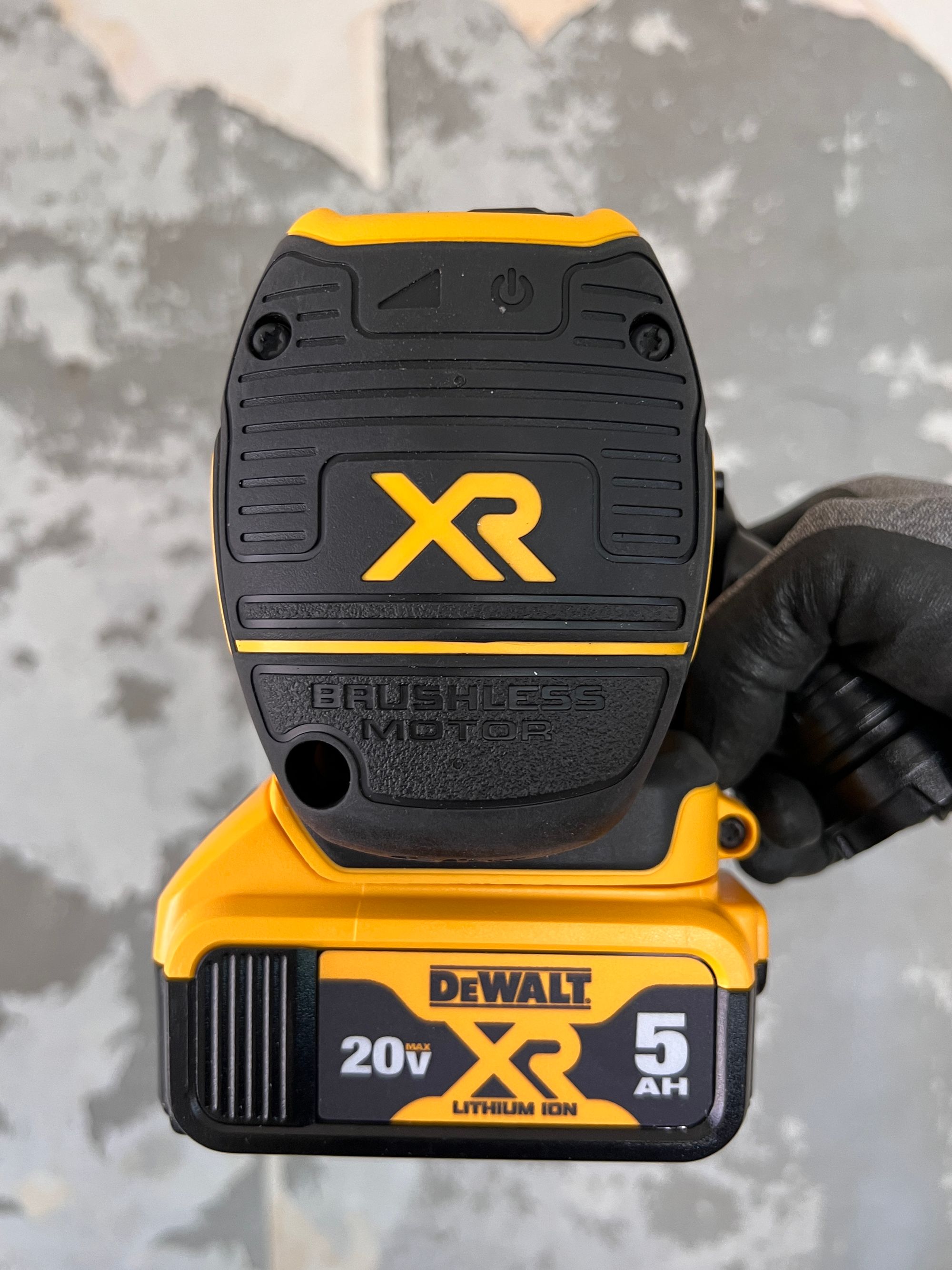 디월트(DeWALT) 원형 샌더 (DCW210P2)와 결합된 배터리 사진