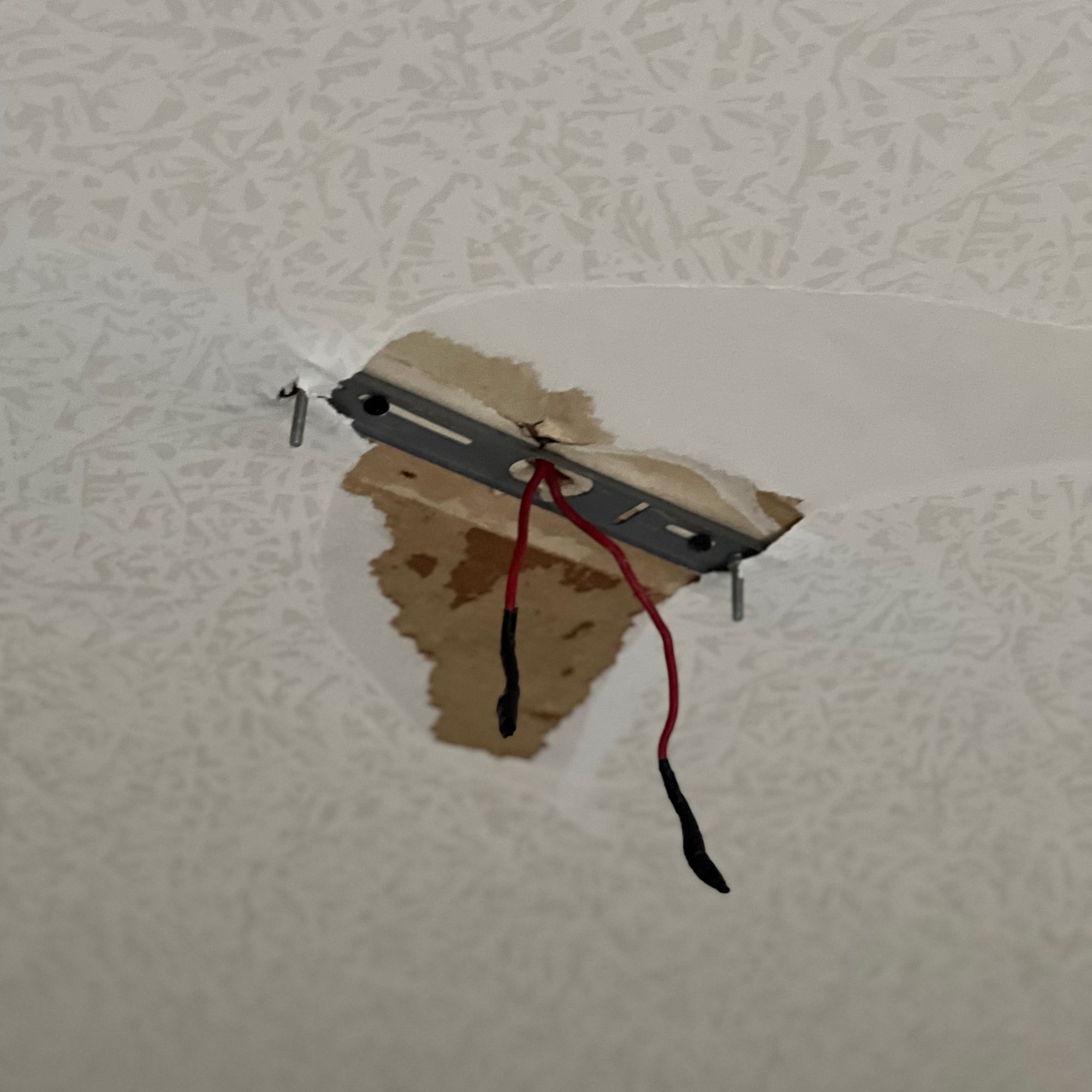 천장에서 나온 전선을 절연 테이프로 마감해 놓은 모습